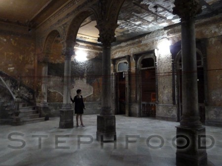 A large empty room in Concordia 418, Havana.